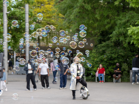 Un type sur un gyropode argenté avec un manteau assorti regarde les bulles, de loin. Des gens arrivent de son côté, je prends la photo du mien.