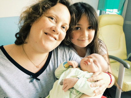 Rarissime photo de moi avec mes deux enfants. Un jour ils ont été vaguement mignons le temps d'un cliché. Pas de bol, je venais d'accoucher. Bref.