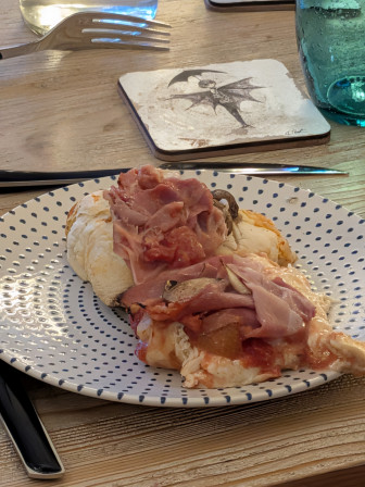 L'épique pizza. Enfin un tout petit morceau de cette épique pizza.